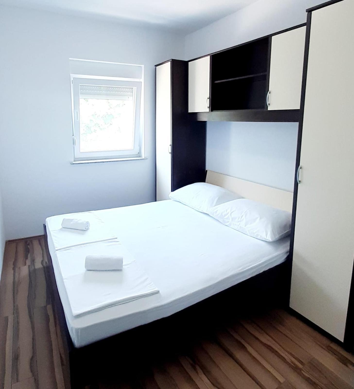 Apartments Maretic Mandre Cameră foto